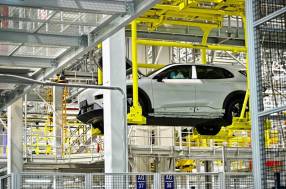 Кировский блогер Александр Ивлев посетил завод Changan в Китае